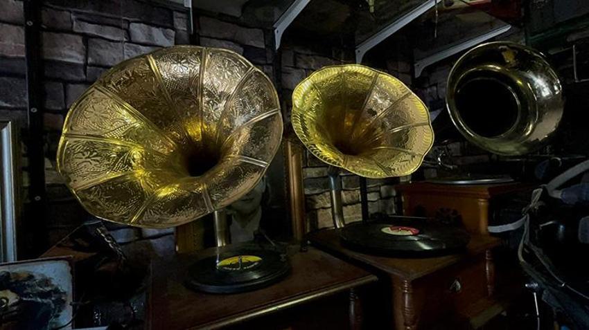 Bursa'nın nostalji doktoru: Türkiye'nin her yerinden radyo tamiri için ona gönderiyorlar