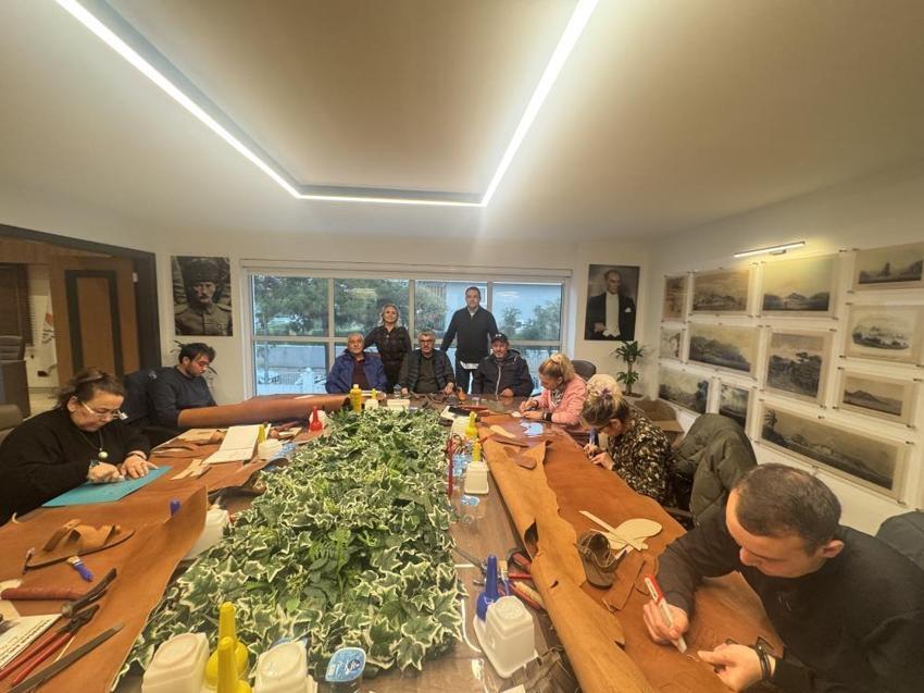 Hem zanaat hem kazanç kapısı! Marmaris'te sandalet ustalığı eğitimi başladı
