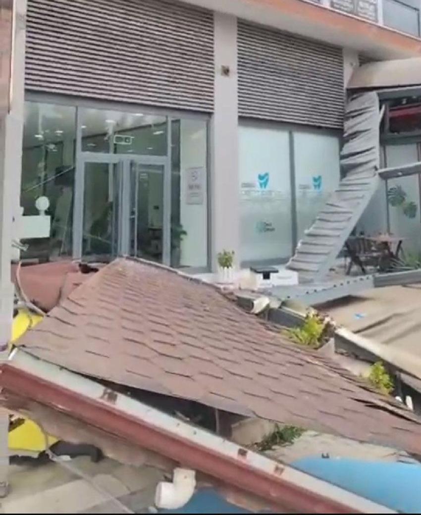 Denizli’de şiddetli rüzgar çatılaı uçurdu, ağaçları ve araçları devirdi, insanlar yürüyemedi