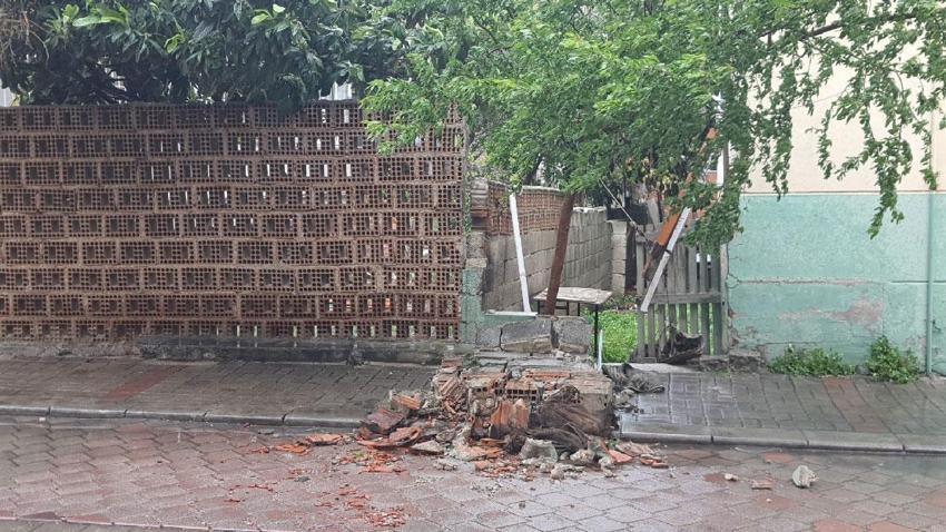 Denizli’de şiddetli rüzgar çatılaı uçurdu, ağaçları ve araçları devirdi, insanlar yürüyemedi