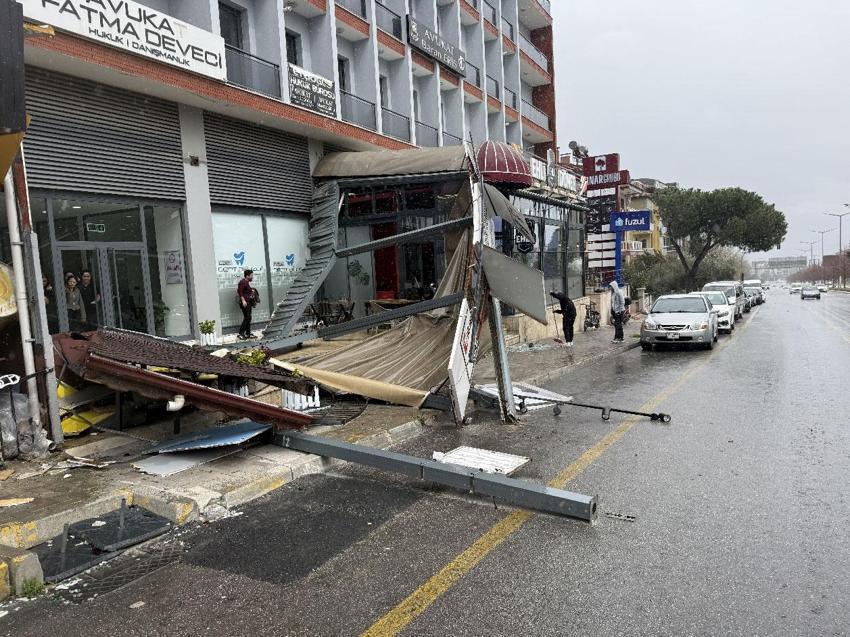 Denizli’de şiddetli rüzgar çatılaı uçurdu, ağaçları ve araçları devirdi, insanlar yürüyemedi