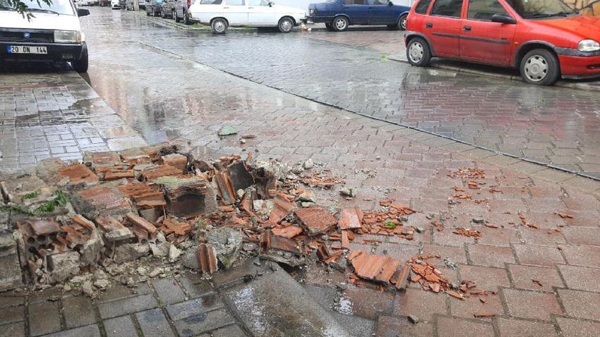 Denizli’de şiddetli rüzgar çatılaı uçurdu, ağaçları ve araçları devirdi, insanlar yürüyemedi