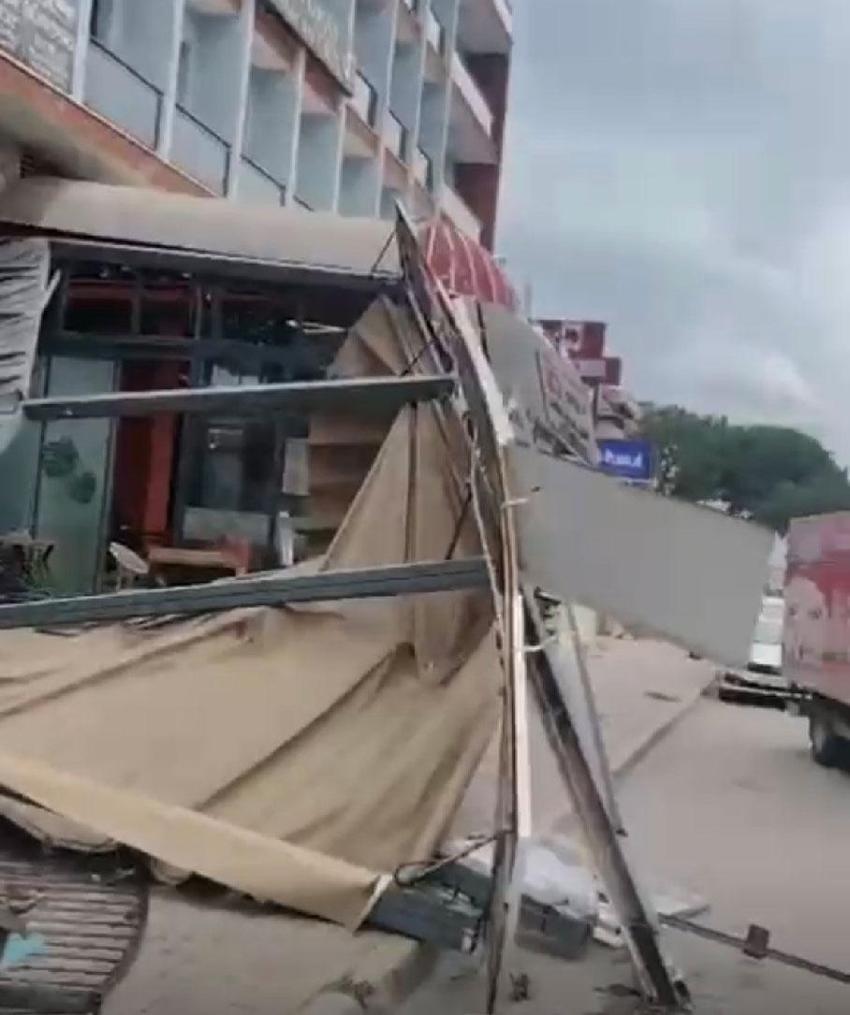 Denizli’de şiddetli rüzgar çatılaı uçurdu, ağaçları ve araçları devirdi, insanlar yürüyemedi