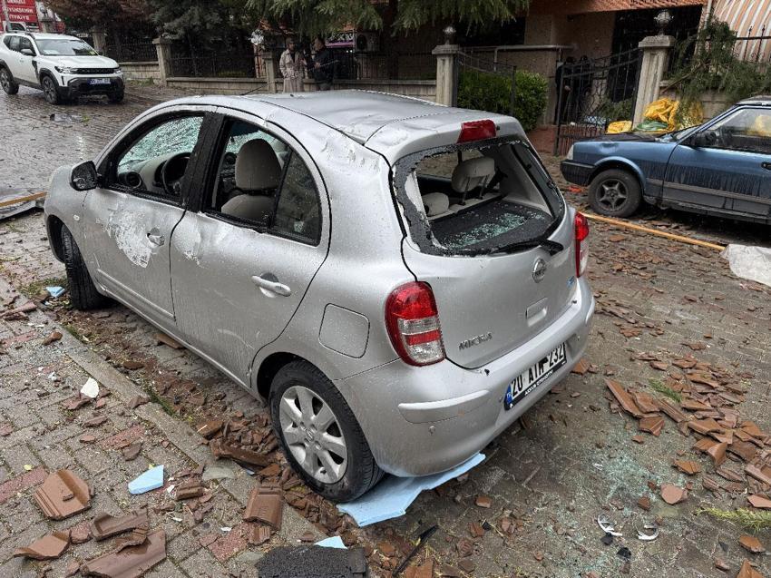 Denizli’de şiddetli rüzgar çatılaı uçurdu, ağaçları ve araçları devirdi, insanlar yürüyemedi