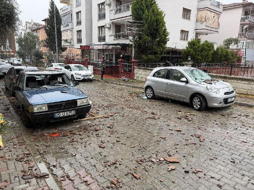 Denizli’de şiddetli rüzgar çatılaı uçurdu, ağaçları ve araçları devirdi, insanlar yürüyemedi