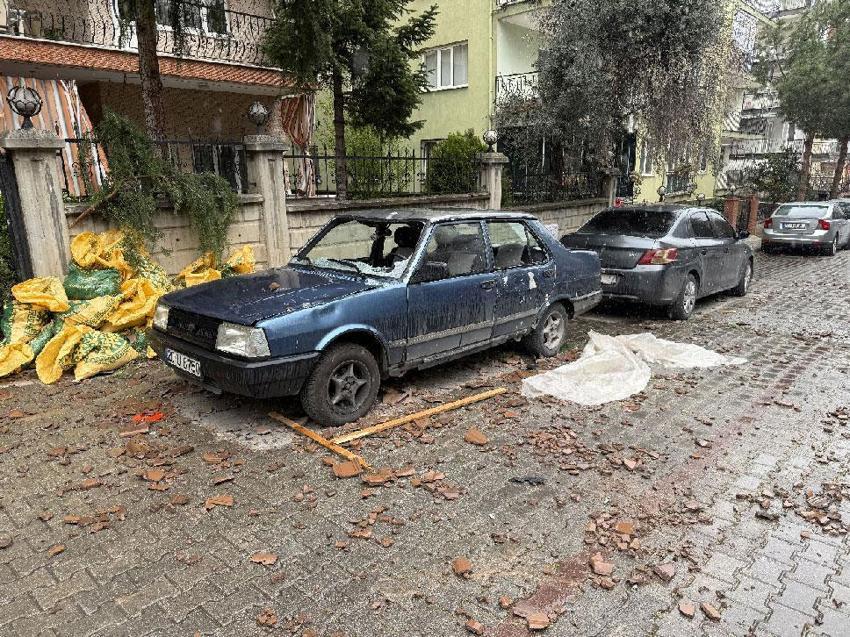 Denizli’de şiddetli rüzgar çatılaı uçurdu, ağaçları ve araçları devirdi, insanlar yürüyemedi