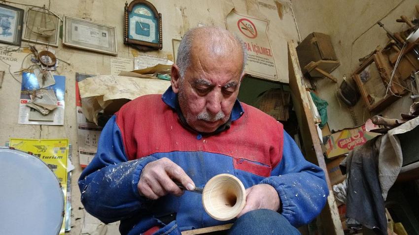 Eğlencelerin simgesini 55 yıldır ağaçlara şekil vererek üretiyor: Gaziantep'te sadece iki usta kaldı