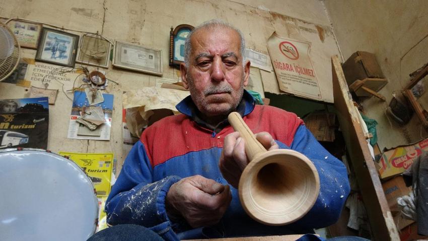 Eğlencelerin simgesini 55 yıldır ağaçlara şekil vererek üretiyor: Gaziantep'te sadece iki usta kaldı