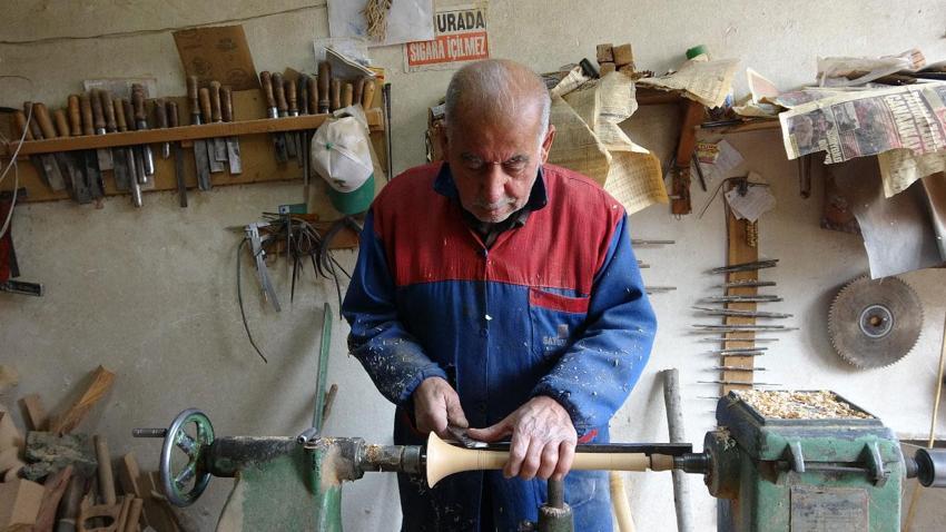 Eğlencelerin simgesini 55 yıldır ağaçlara şekil vererek üretiyor: Gaziantep'te sadece iki usta kaldı