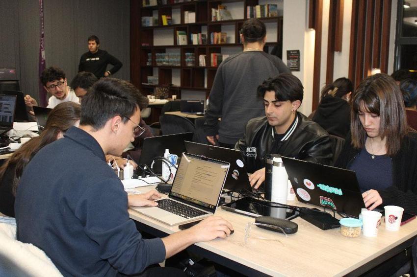 Gençleri uzayla buluşturan TUA Astro Hackathon Yarışması Kayseri'de başladı
