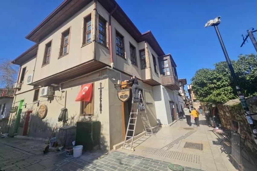 Antalya çarşısında heykelcik krizi! Herkes nasibini aldı
