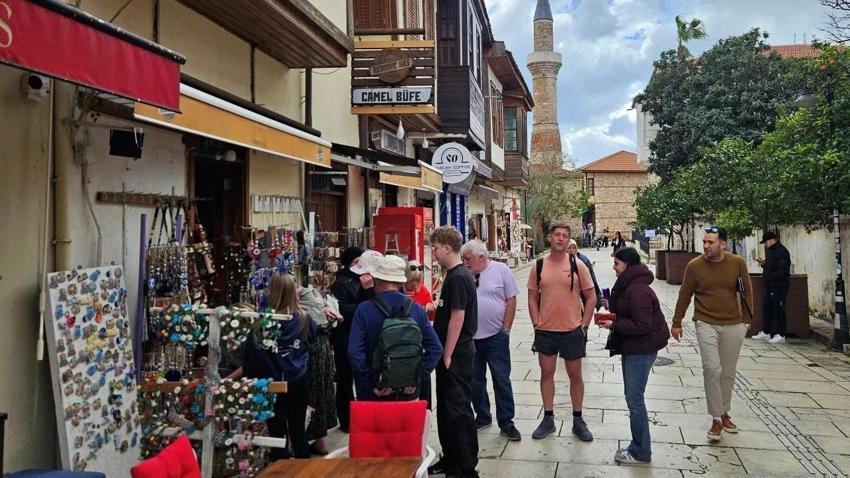 Antalya çarşısında heykelcik krizi! Herkes nasibini aldı
