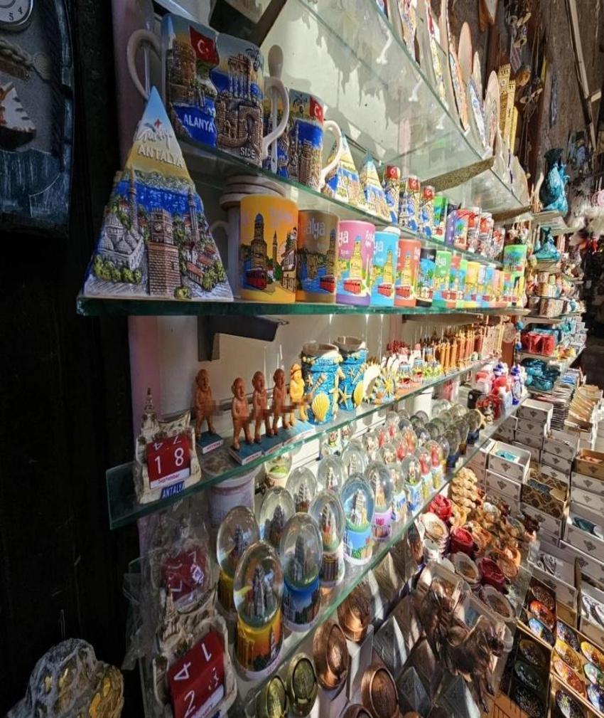 Antalya çarşısında heykelcik krizi! Herkes nasibini aldı