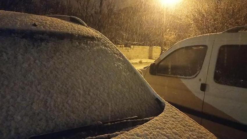 Ege'de lapa lapa kar yağdı! Hazırlıksız yakalanan sürücüler yolda kaldı
