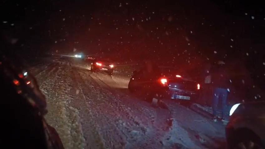Ege'de lapa lapa kar yağdı! Hazırlıksız yakalanan sürücüler yolda kaldı