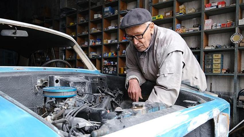 Düzceli 'Anadol Suat' meslekte 76 yılı devirdi! Anadol araçlara yeniden hayat veriyor