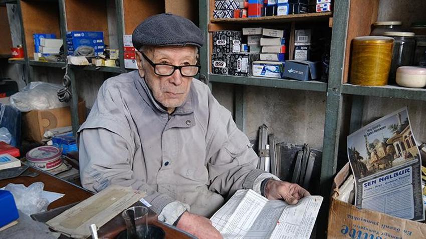 Düzceli 'Anadol Suat' meslekte 76 yılı devirdi! Anadol araçlara yeniden hayat veriyor