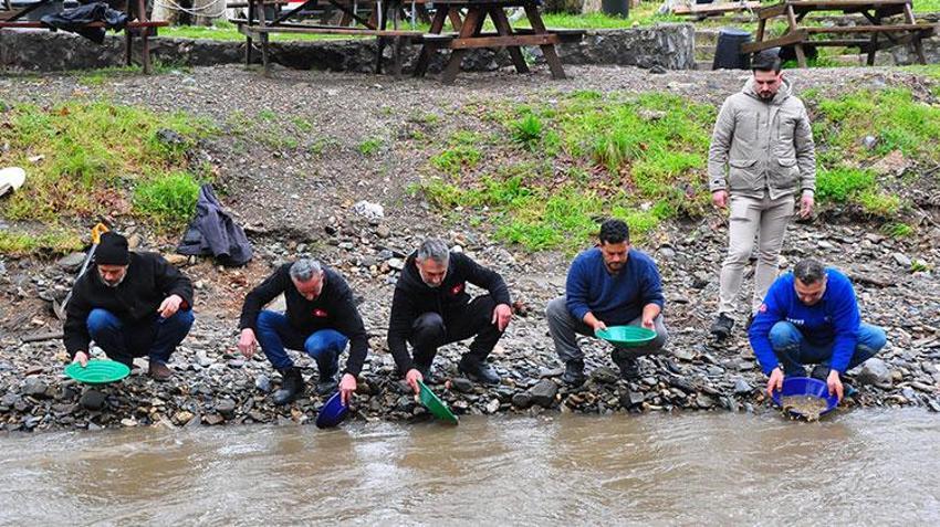 Altın avcıları İzmir'de buluştu! Türkiye'nin dört bir yanından gelip altınları toplayıp gittiler