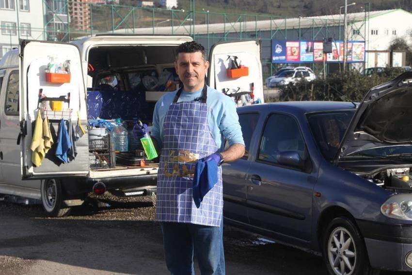 Sivaslı vatandaş yöneticiliği bıraktı oto yıkama işine girdi! Bulduğu yöntemle kazancını katlıyor