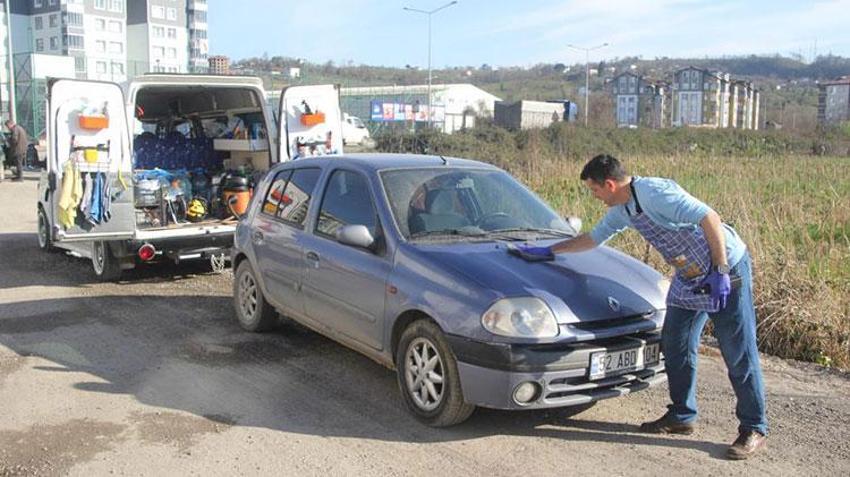 Sivaslı vatandaş yöneticiliği bıraktı oto yıkama işine girdi! Bulduğu yöntemle kazancını katlıyor