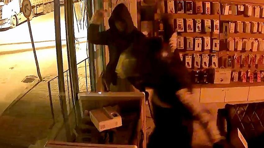Adana’da kaldırım taşıyla soygun yaptılar! Kasklı hırsızlar vitrinleri tuzla buz etti: Çaldıklarını pantolonlarına gizlediler, ama kaçamadılar!