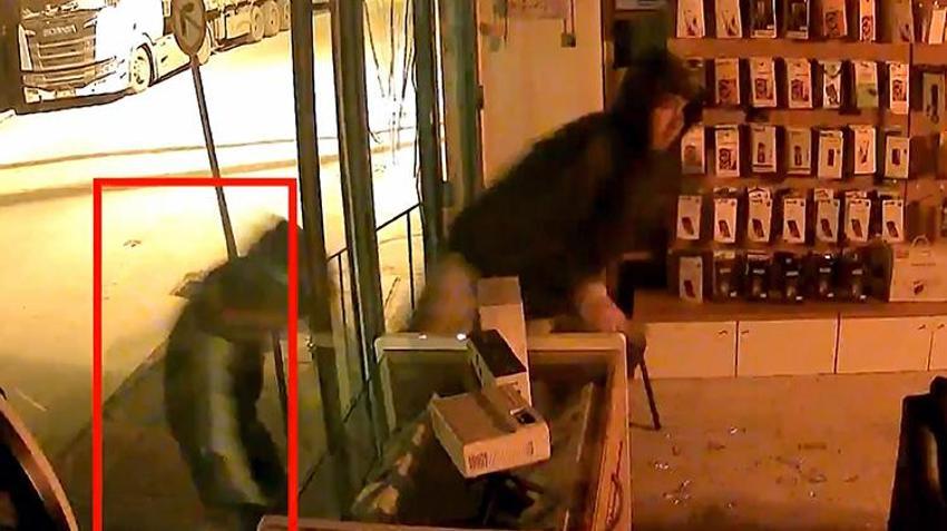 Adana’da kaldırım taşıyla soygun yaptılar! Kasklı hırsızlar vitrinleri tuzla buz etti: Çaldıklarını pantolonlarına gizlediler, ama kaçamadılar!