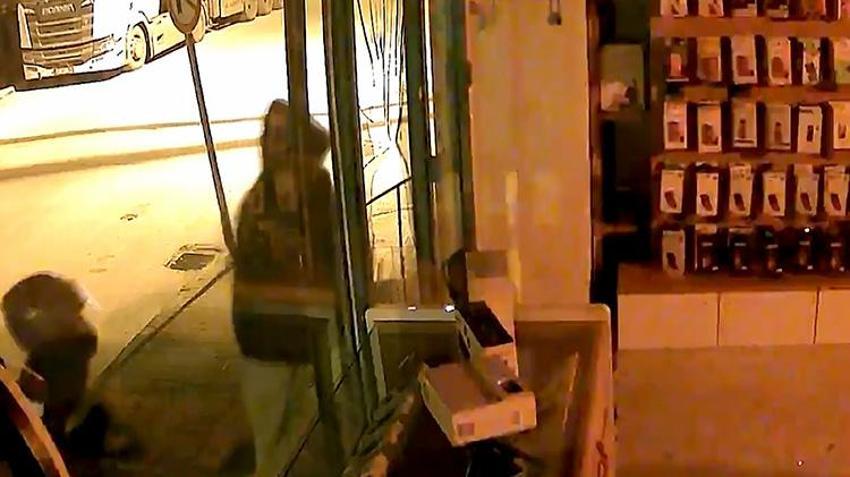 Adana’da kaldırım taşıyla soygun yaptılar! Kasklı hırsızlar vitrinleri tuzla buz etti: Çaldıklarını pantolonlarına gizlediler, ama kaçamadılar!