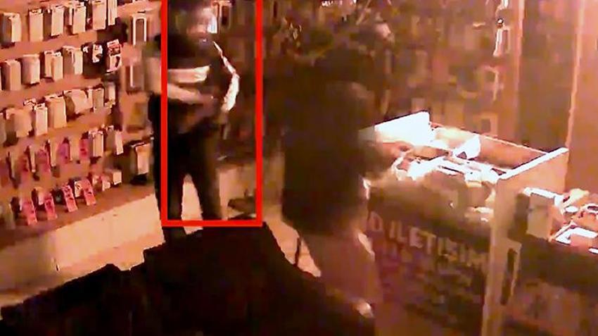 Adana’da kaldırım taşıyla soygun yaptılar! Kasklı hırsızlar vitrinleri tuzla buz etti: Çaldıklarını pantolonlarına gizlediler, ama kaçamadılar!
