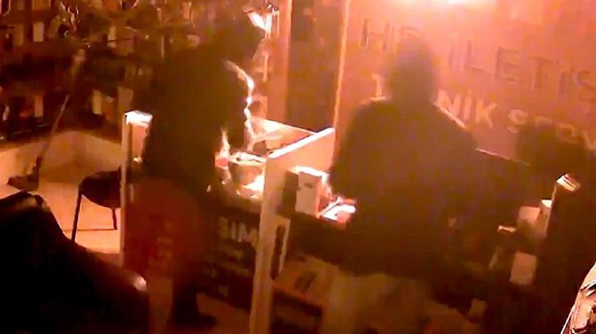 Adana’da kaldırım taşıyla soygun yaptılar! Kasklı hırsızlar vitrinleri tuzla buz etti: Çaldıklarını pantolonlarına gizlediler, ama kaçamadılar!
