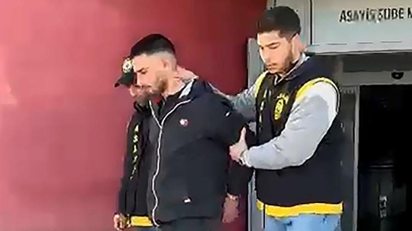 Adana’da kaldırım taşıyla soygun yaptılar! Kasklı hırsızlar vitrinleri tuzla buz etti: Çaldıklarını pantolonlarına gizlediler, ama kaçamadılar!