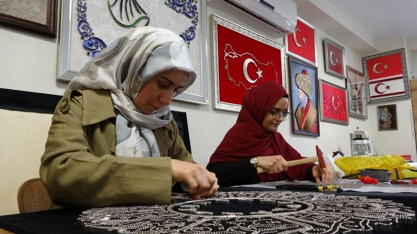 Şahinbeyli kadınlar hayallerini ilmek ilmek örüyor! binlerce çivi sanata, sabır kazanca dönüşüyor