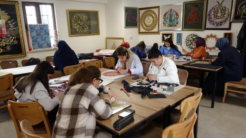 Şahinbeyli kadınlar hayallerini ilmek ilmek örüyor! binlerce çivi sanata, sabır kazanca dönüşüyor