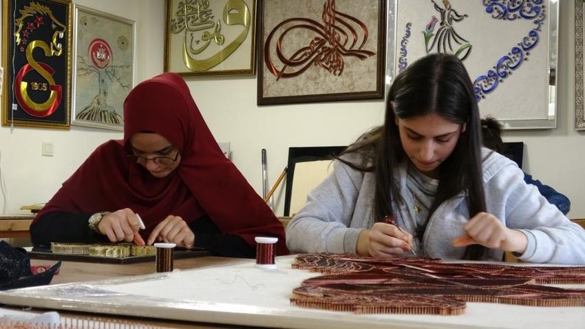Şahinbeyli kadınlar hayallerini ilmek ilmek örüyor! binlerce çivi sanata, sabır kazanca dönüşüyor