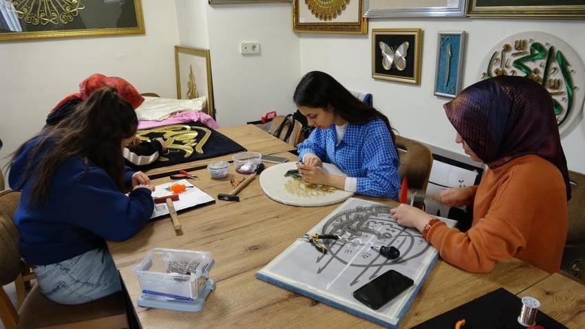 Şahinbeyli kadınlar hayallerini ilmek ilmek örüyor! binlerce çivi sanata, sabır kazanca dönüşüyor