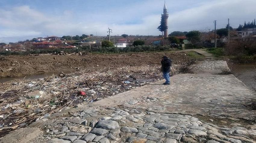 Görenler İnanamadı! Aydın'daki tarihi köprü sular altında kaldı