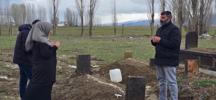 Mezarından bir an olsun ayrılmıyorlar! Kedilerden sahibine duygulandıran vefa