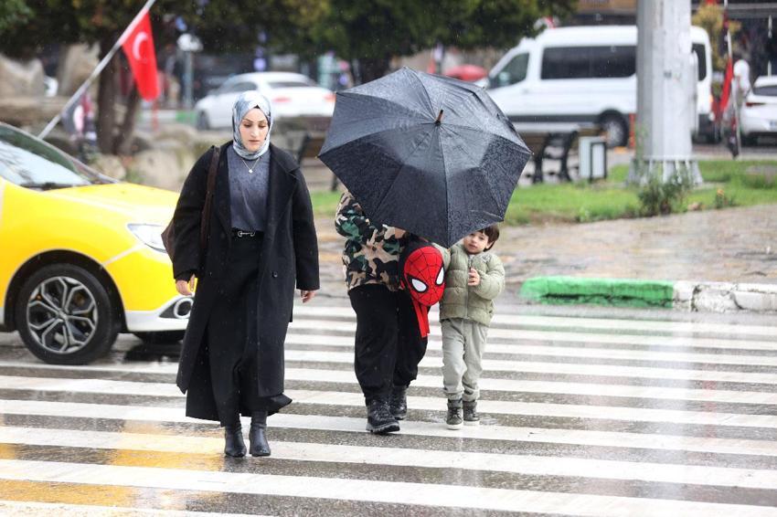 Sağanak yağışlar kuvvetli geri geliyor! Meteoroloji son raporla uyardı: Hafta sonuna kadar ülkenin tamamında etkili olacak