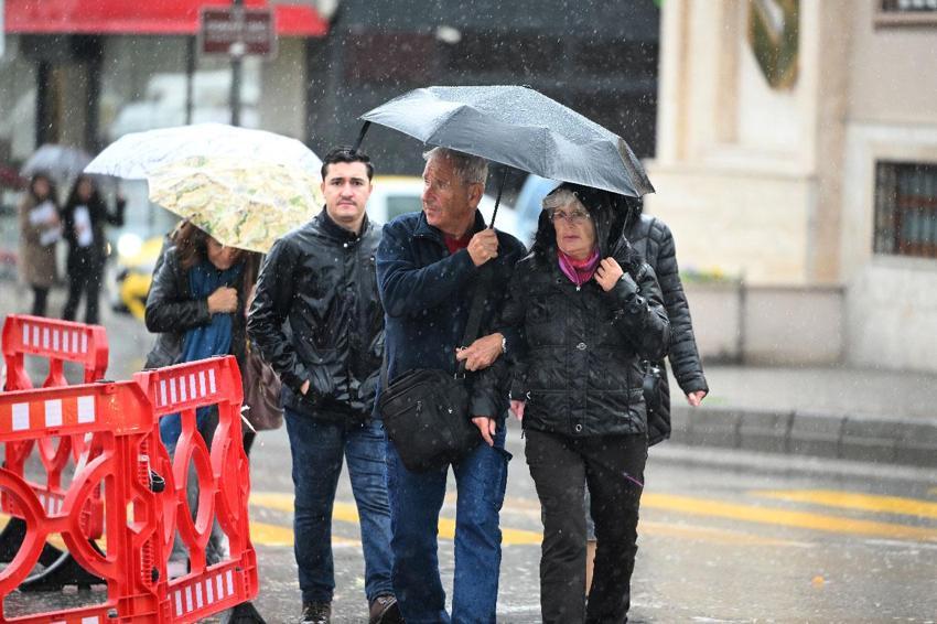 Sağanak yağışlar kuvvetli geri geliyor! Meteoroloji son raporla uyardı: Hafta sonuna kadar ülkenin tamamında etkili olacak