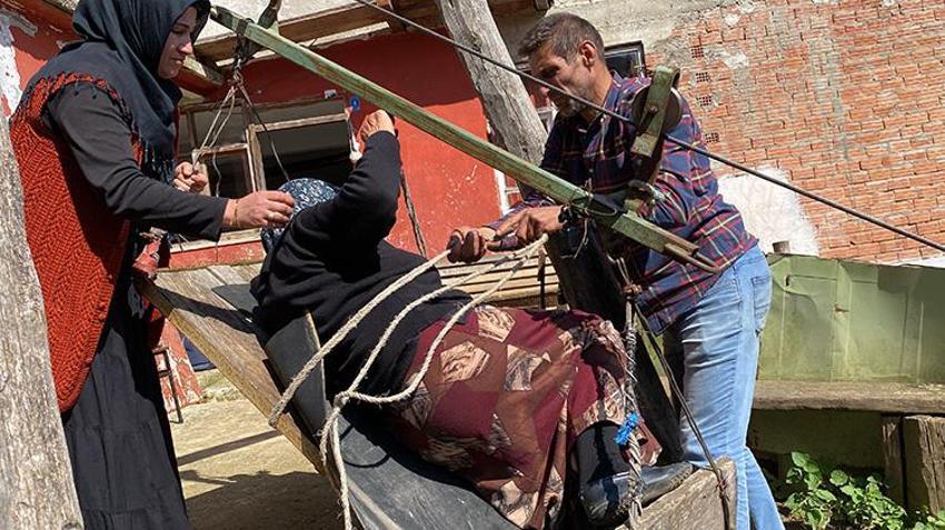 Rize’de 82 yaşındaki Makbule ninenin yol çilesi! 180 metrelik hatta iple bağlanarak biniyor: 'Yolumuz yok, mecbur biniyorum!'