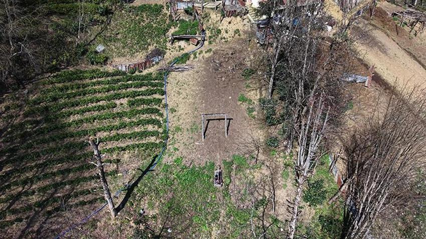 Rize’de 82 yaşındaki Makbule ninenin yol çilesi! 180 metrelik hatta iple bağlanarak biniyor: 'Yolumuz yok, mecbur biniyorum!'