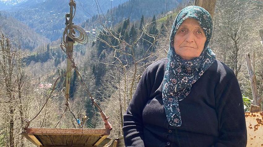 Rize’de 82 yaşındaki Makbule ninenin yol çilesi! 180 metrelik hatta iple bağlanarak biniyor: 'Yolumuz yok, mecbur biniyorum!'