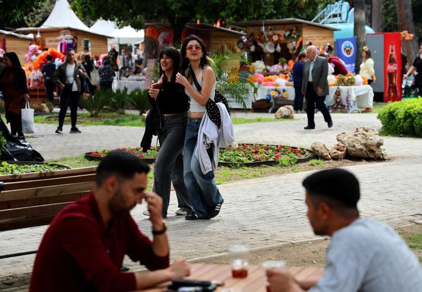 Adana'nın en renkli festivali 14'üncü Uluslararası Portakal Çiçeği Karnavalı başladı