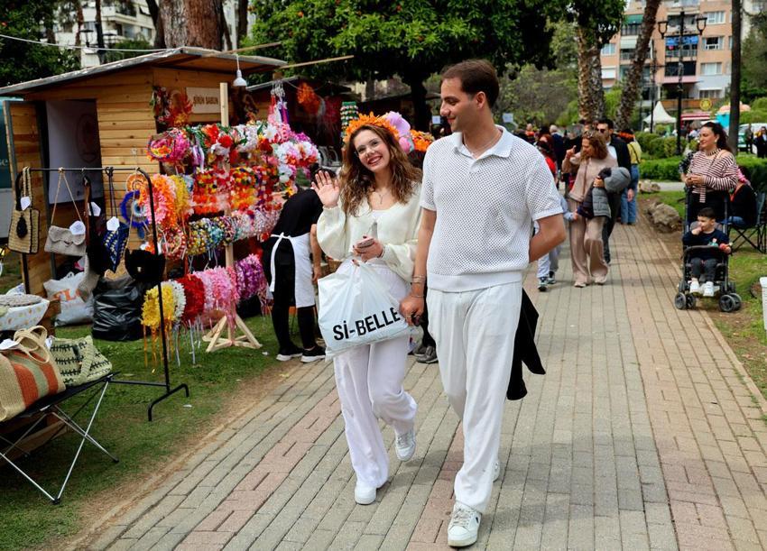 Adana'nın en renkli festivali 14'üncü Uluslararası Portakal Çiçeği Karnavalı başladı