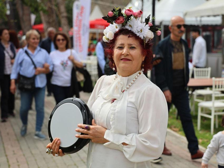 Adana'nın en renkli festivali 14'üncü Uluslararası Portakal Çiçeği Karnavalı başladı