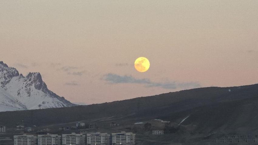 Pembe Dolunay Erek Dağı'ndan yükseldi Van'da görsel şölen oluşturdu