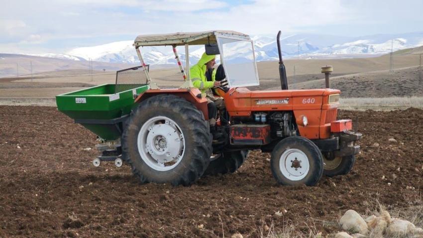 Erzurumlu çiftçiler tarlalara indi! Bir yanda 1 metre kar, diğer yanda ekim mesaisi