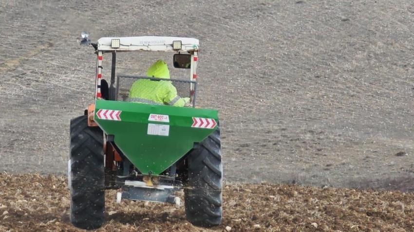 Erzurumlu çiftçiler tarlalara indi! Bir yanda 1 metre kar, diğer yanda ekim mesaisi