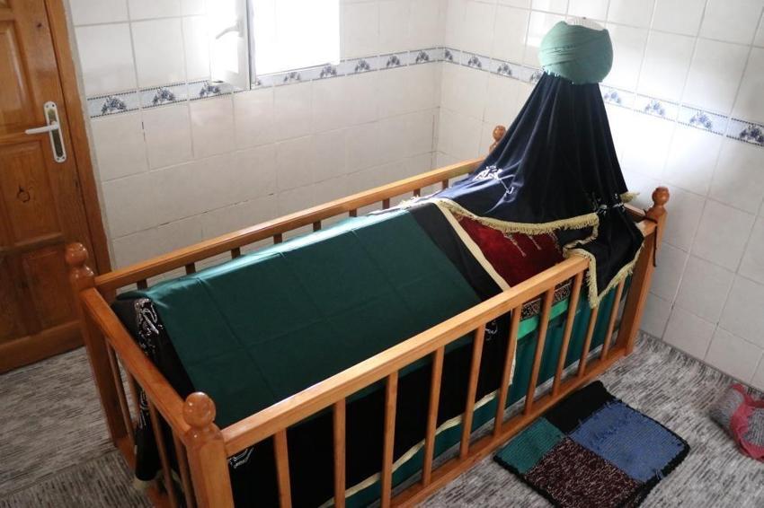 Sivas'ta hastane ortasında türbe: Gelenlerin dikkatini çekiyor