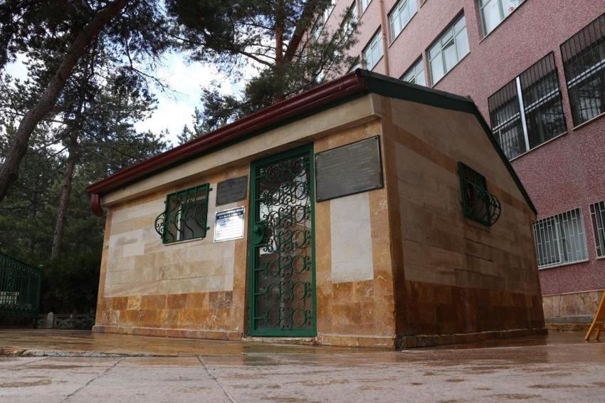 Sivas'ta hastane ortasında türbe: Gelenlerin dikkatini çekiyor