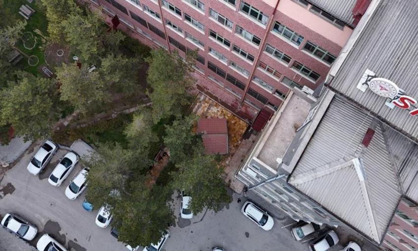 Sivas'ta hastane ortasında türbe: Gelenlerin dikkatini çekiyor